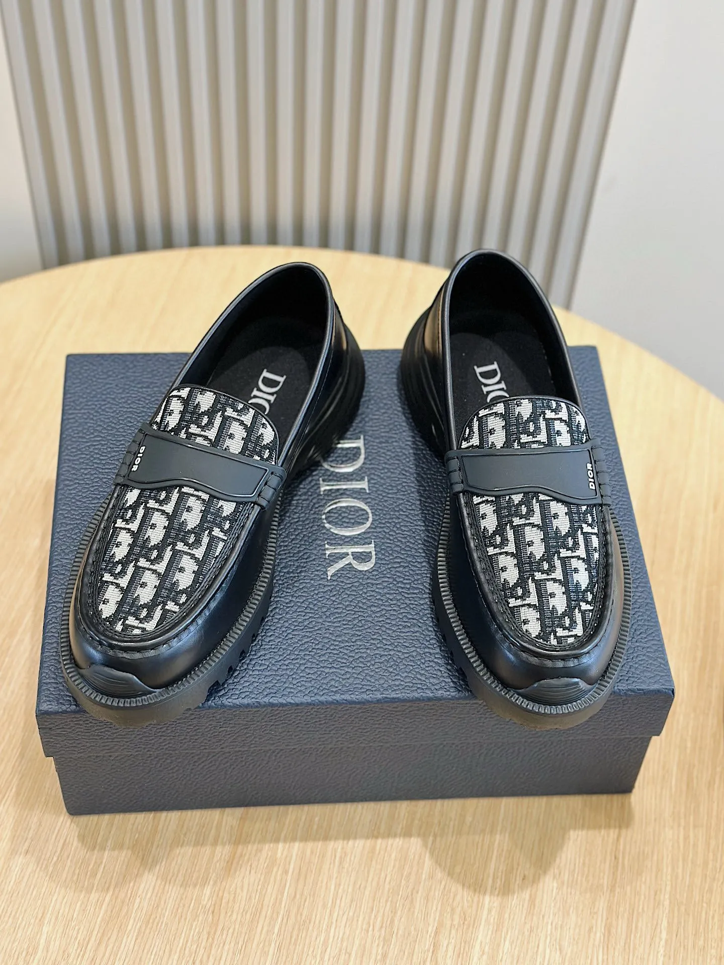 Factory price: 540💰◾️▫️Dior Combat Derby shoes are a new product in the 2024 spring men's wear series, presenting a mixed style that combines fashion design with sports elements. Crafted from black buffed calfskin leather with beige and black Oblique print panels on the sides and tongue. Designed with laces and technical zipper closure, the lightweight mixed-style sole highlights the charm of high-end customization. The Dior signature on the side enhances the style and will add a trendy touch to any look this season. Size: 39-44 (customized at 38.45)